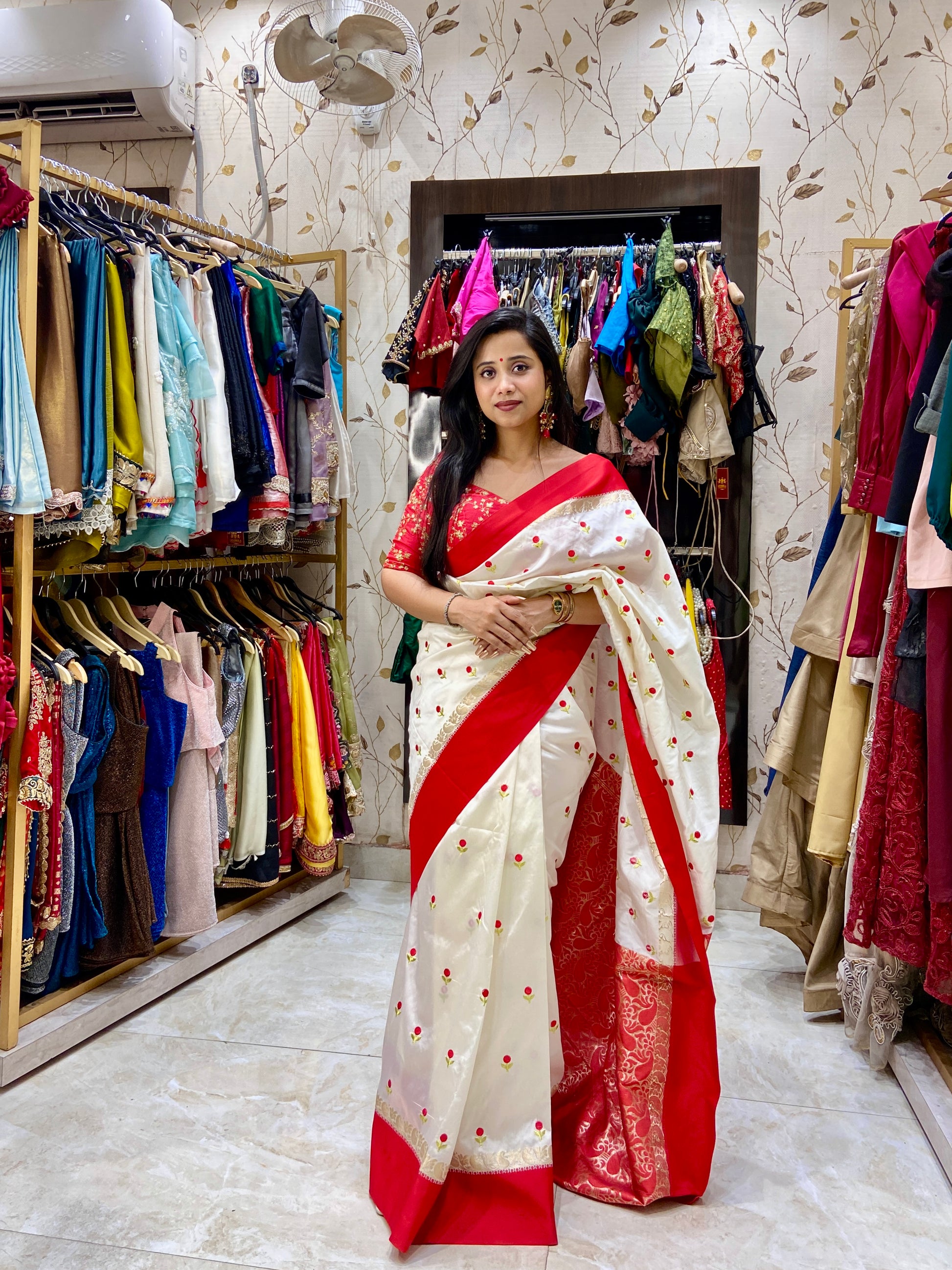 Lal par sada saree with floral Embroidary