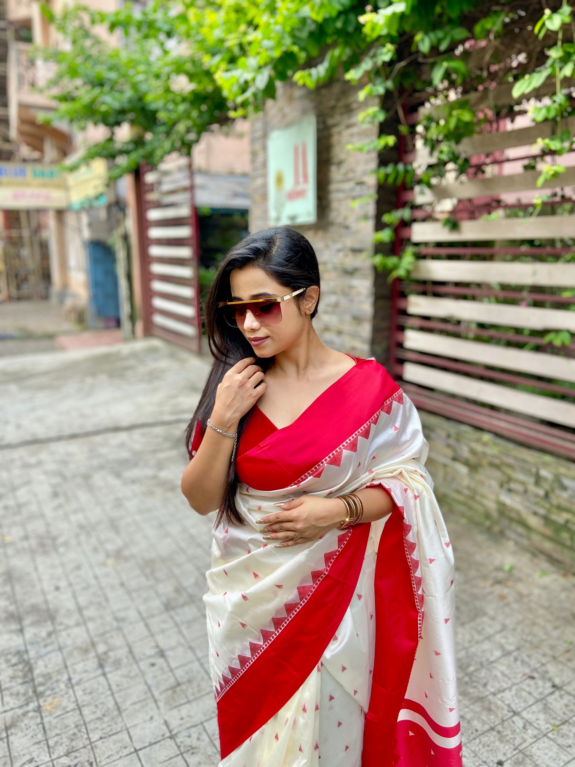 Elegant lal par sada saree