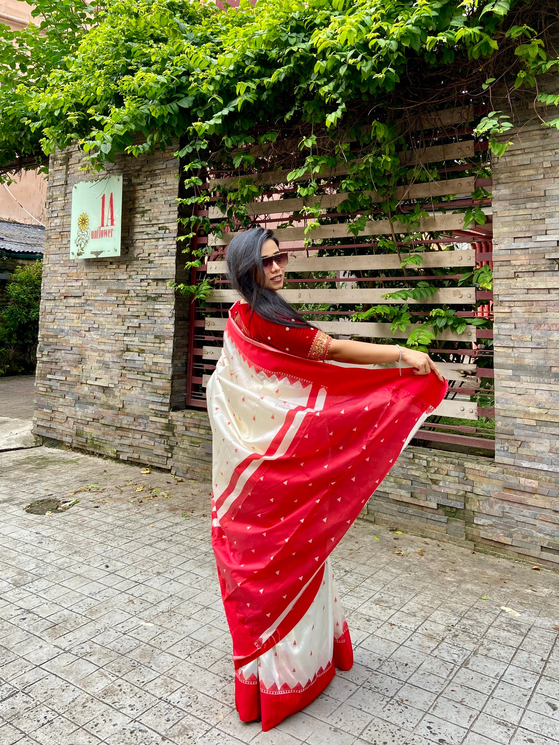 Elegant lal par sada saree