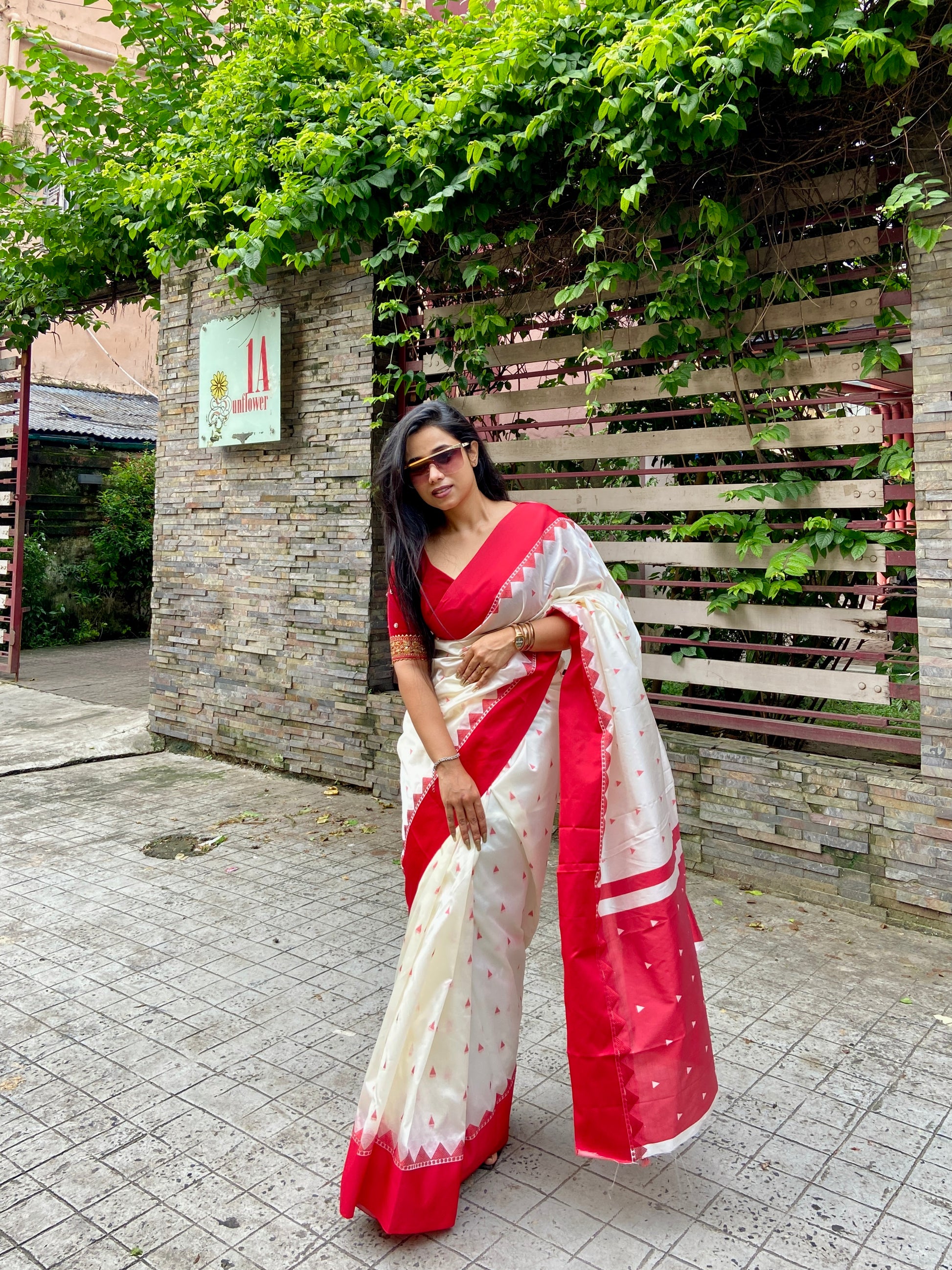 Elegant lal par sada saree