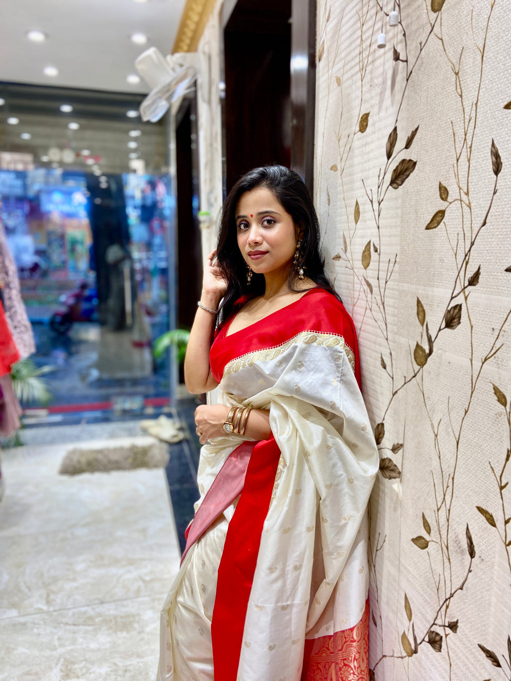 Lal par sada saree with zari detailing