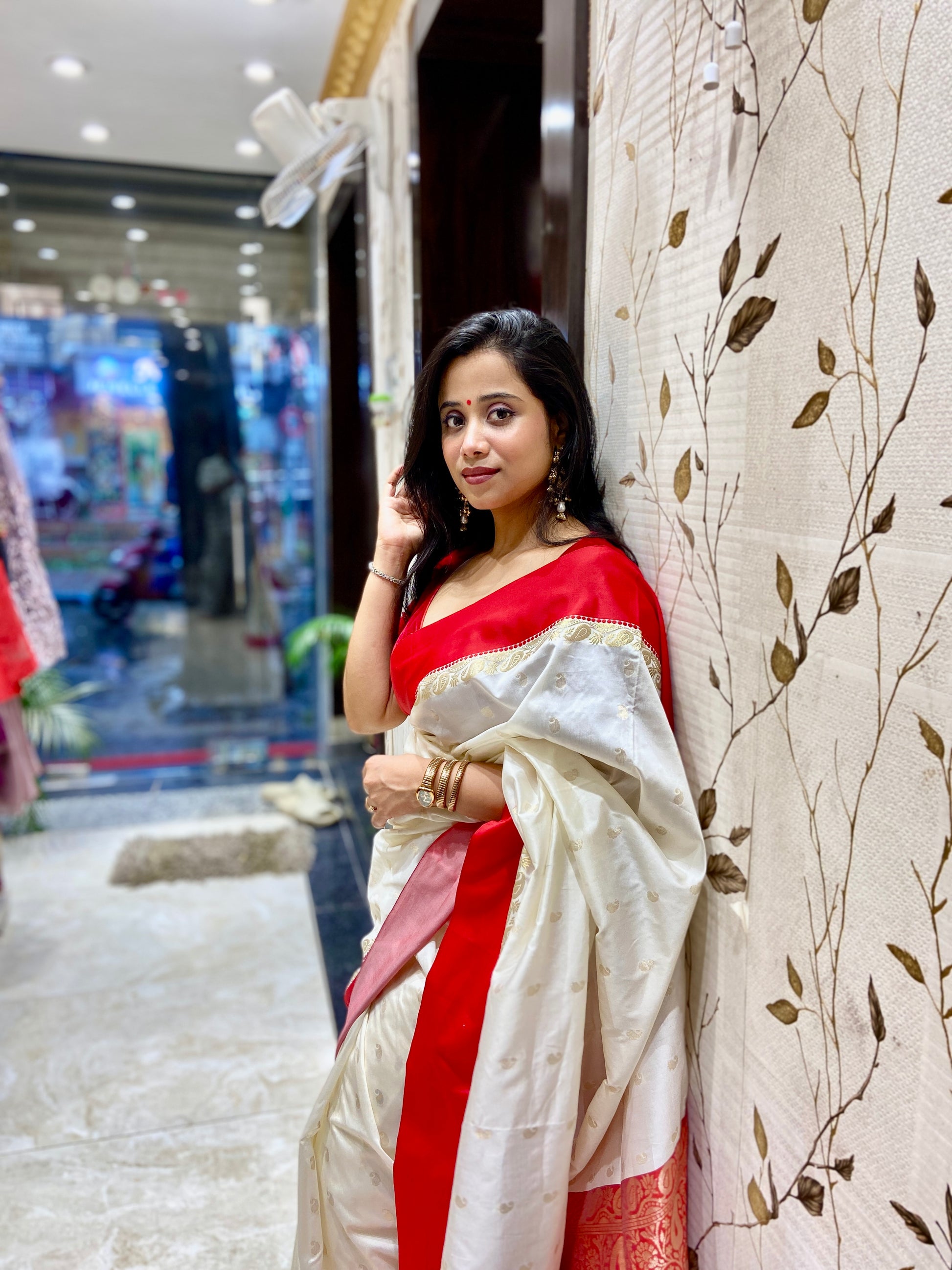 Lal par sada saree with zari detailing