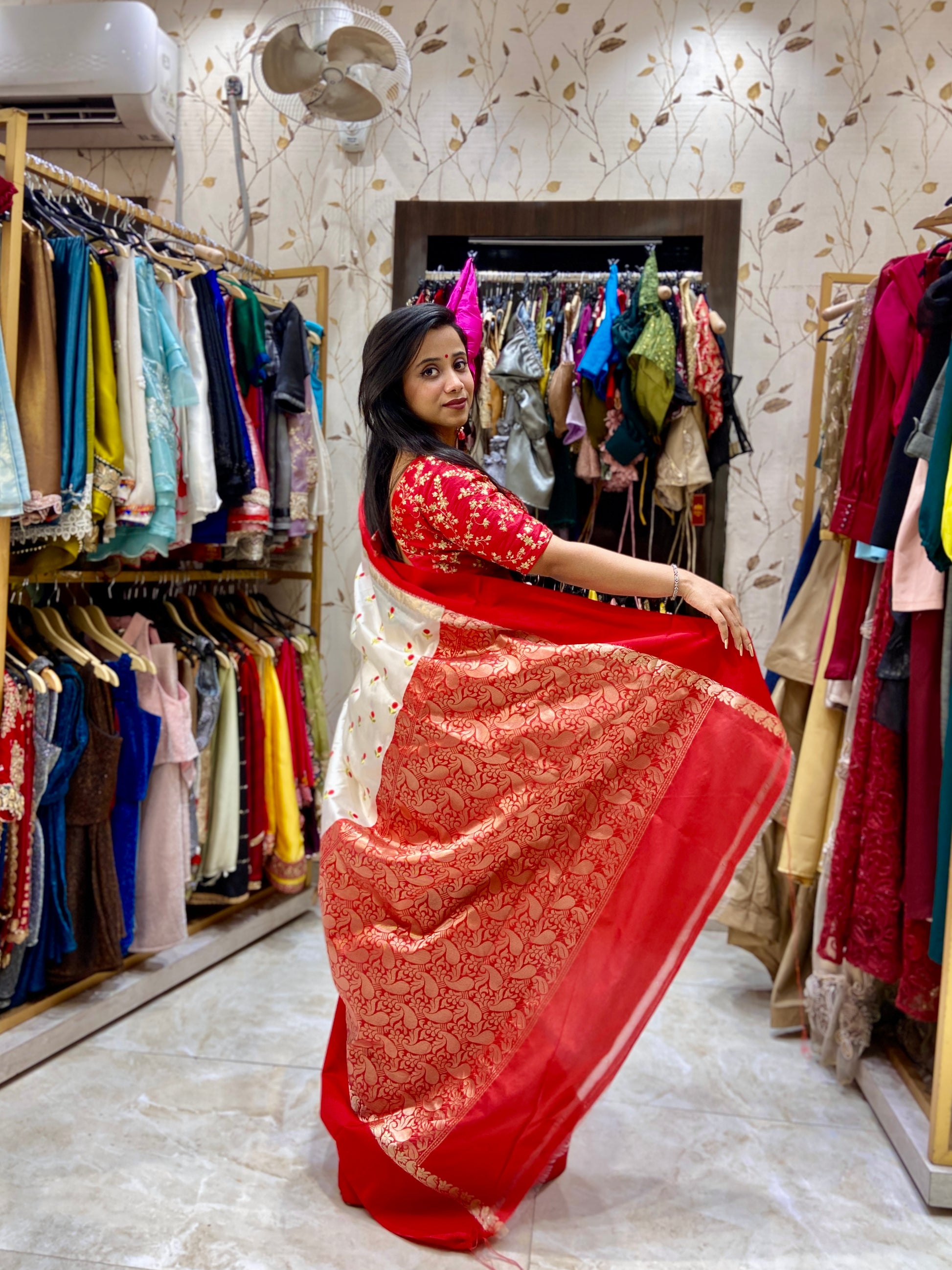 Lal par sada saree with floral Embroidary