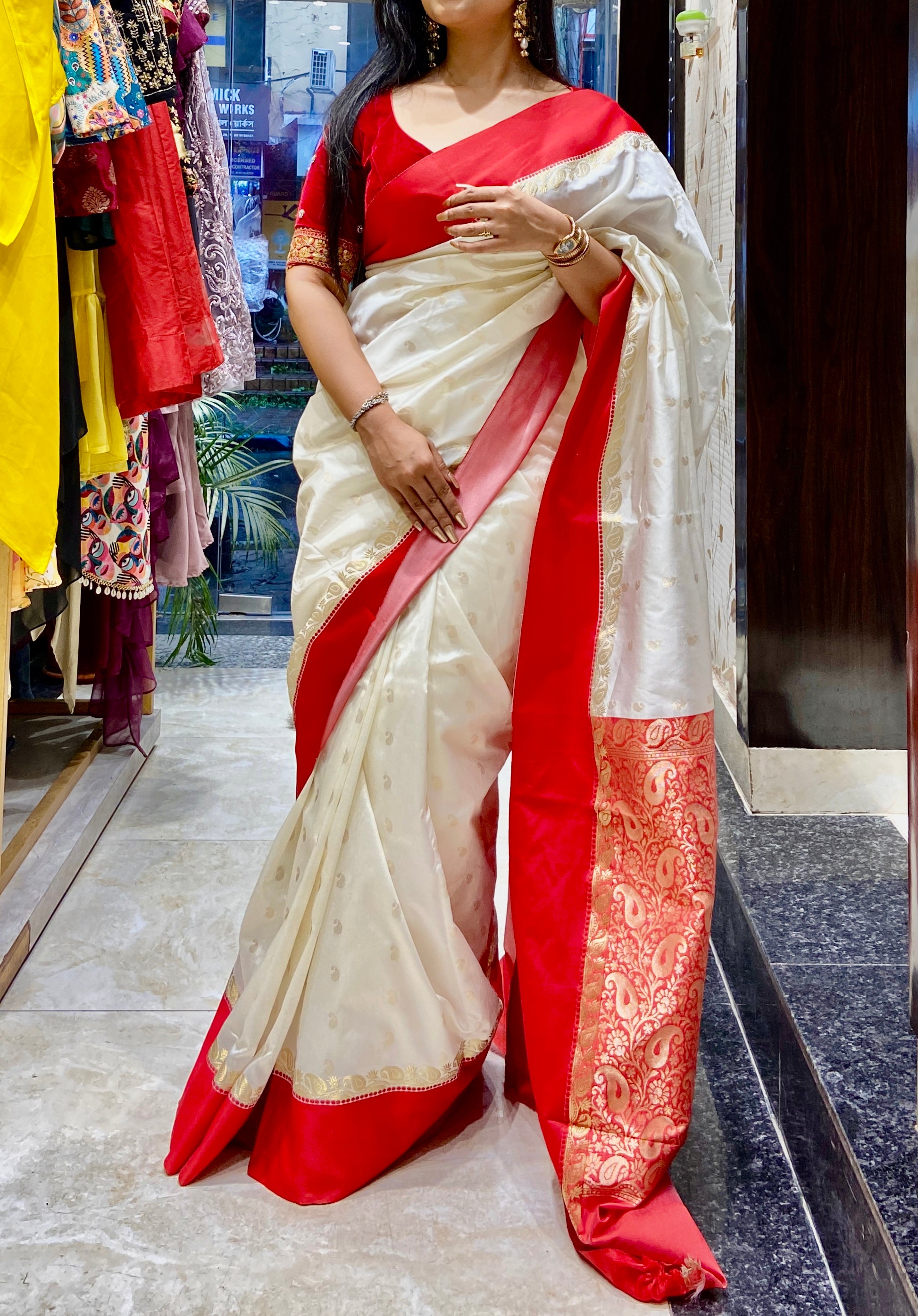 Lal par sada saree with zari detailing