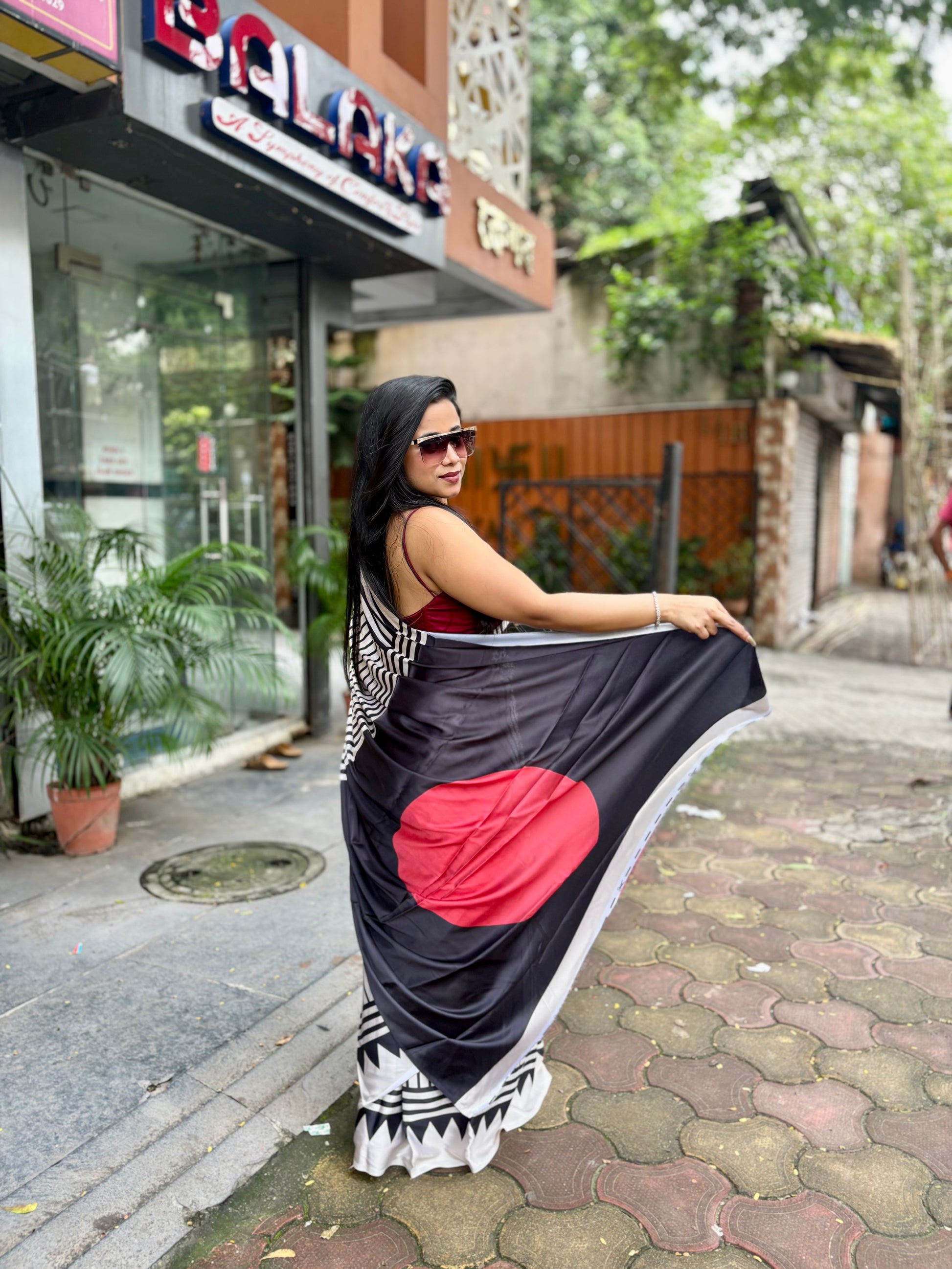 Bindi modal satin saree