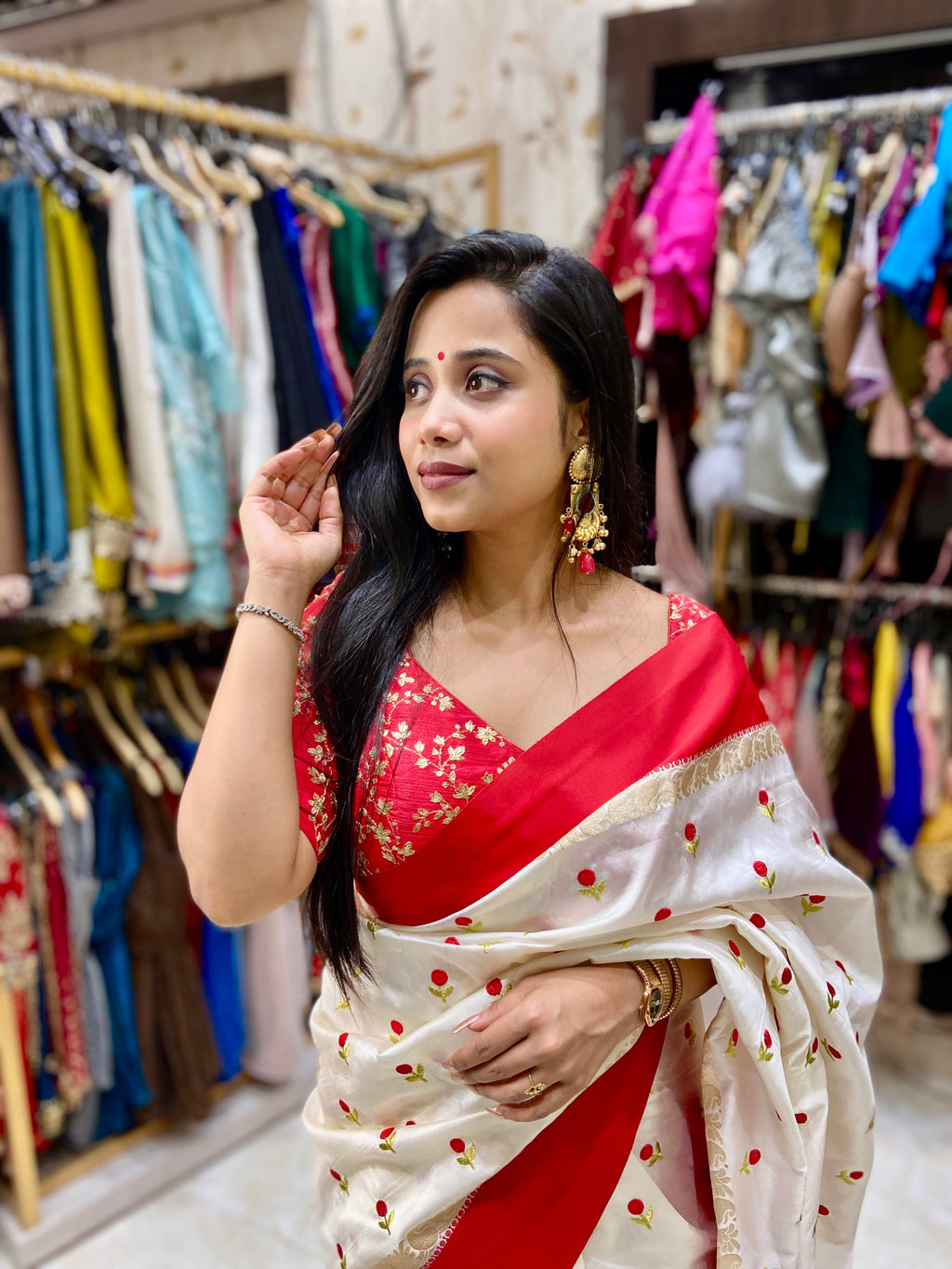 Lal par sada saree with floral Embroidary
