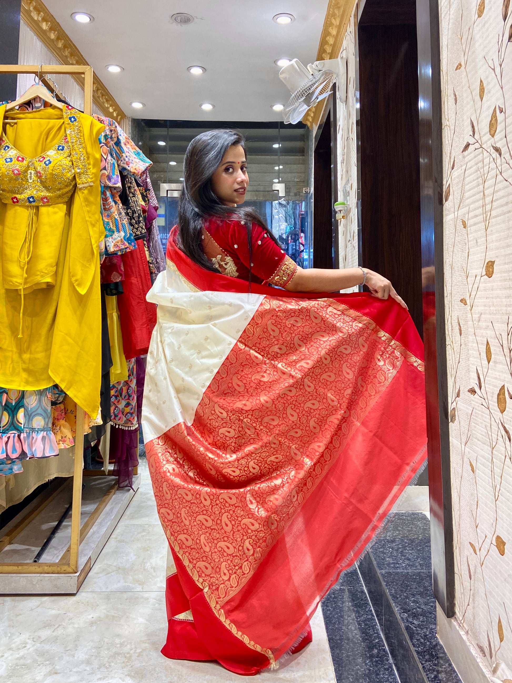 Lal par sada saree with zari detailing
