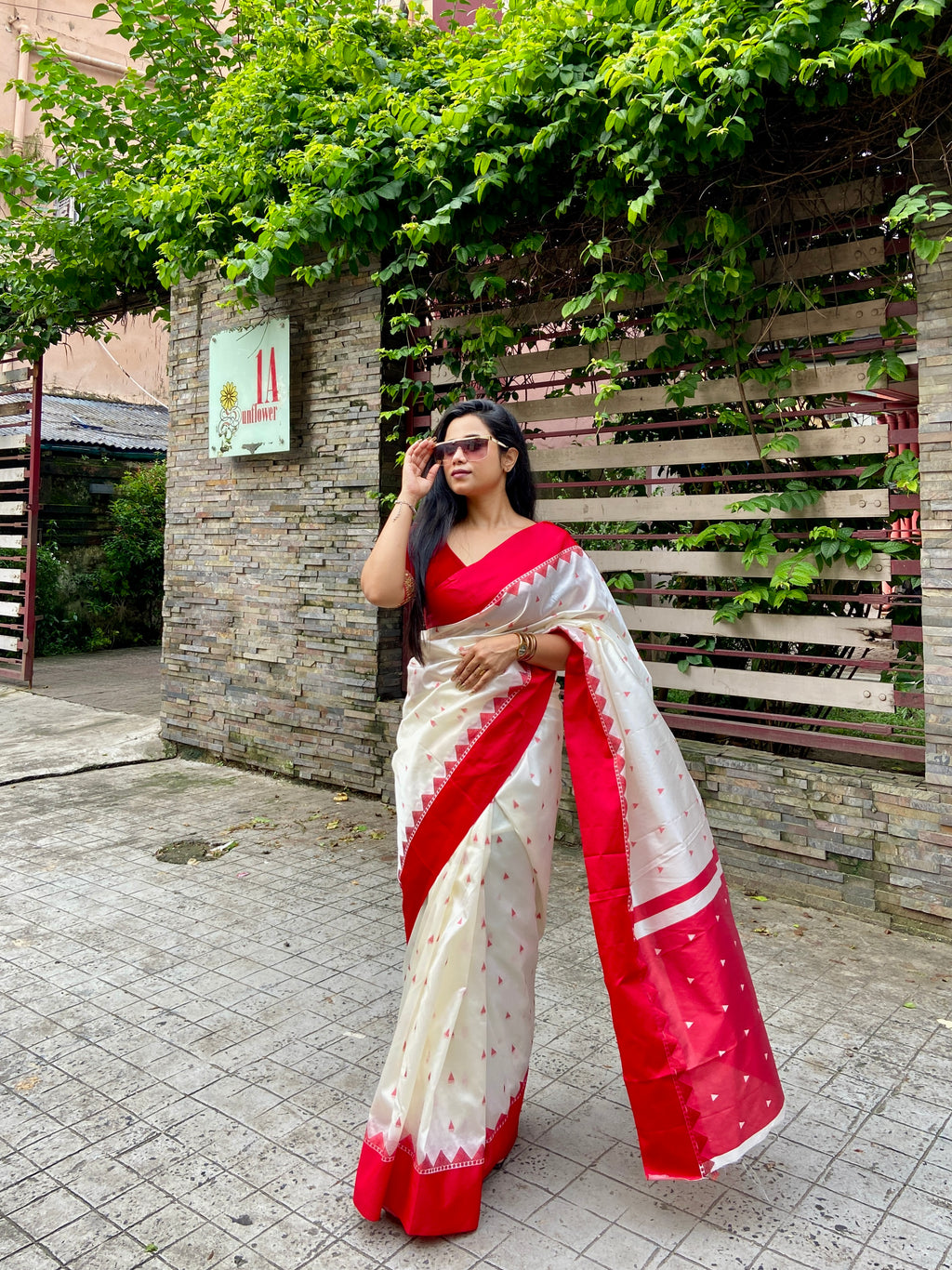 Elegant lal par sada saree