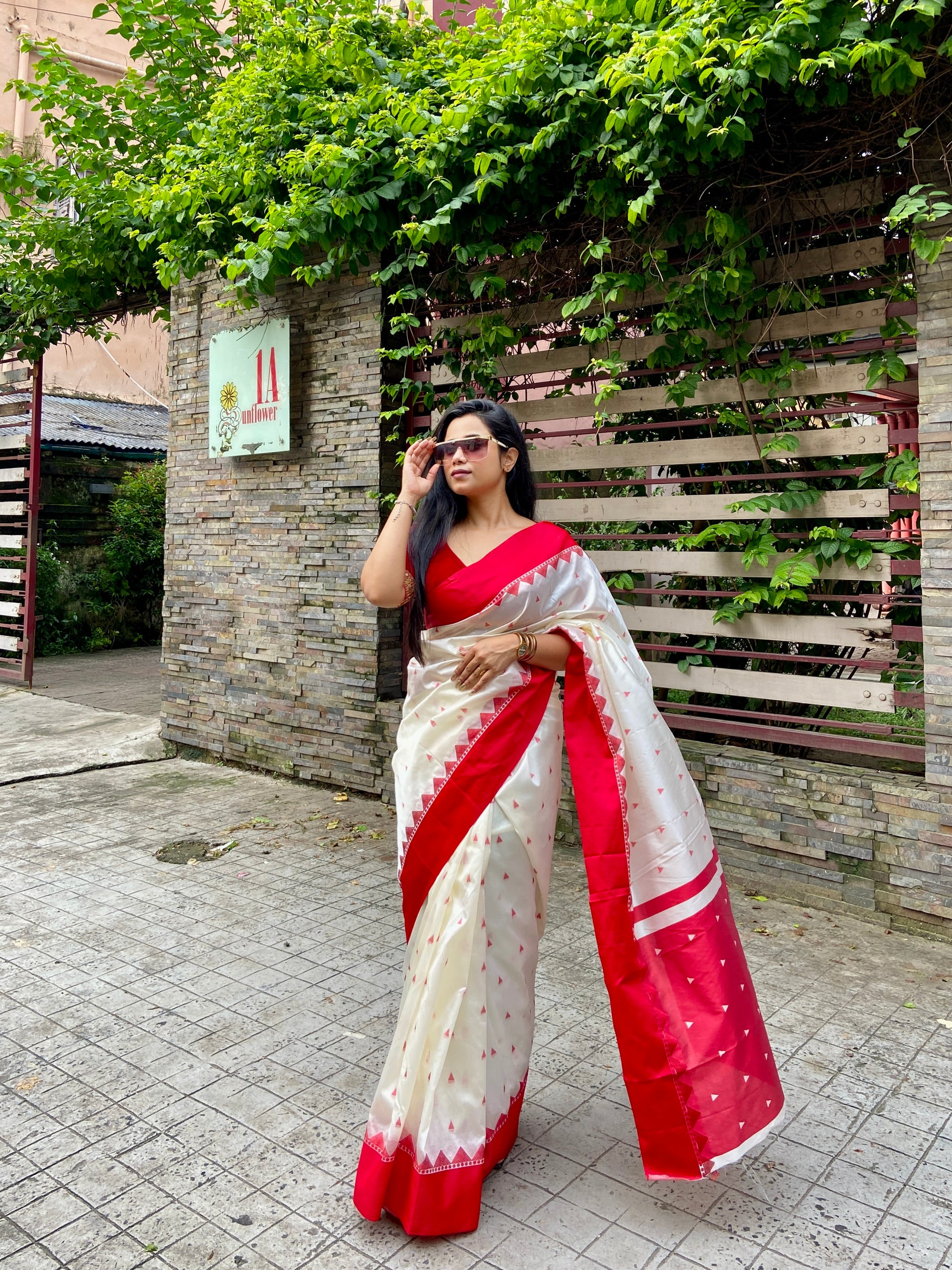 Elegant lal par sada saree