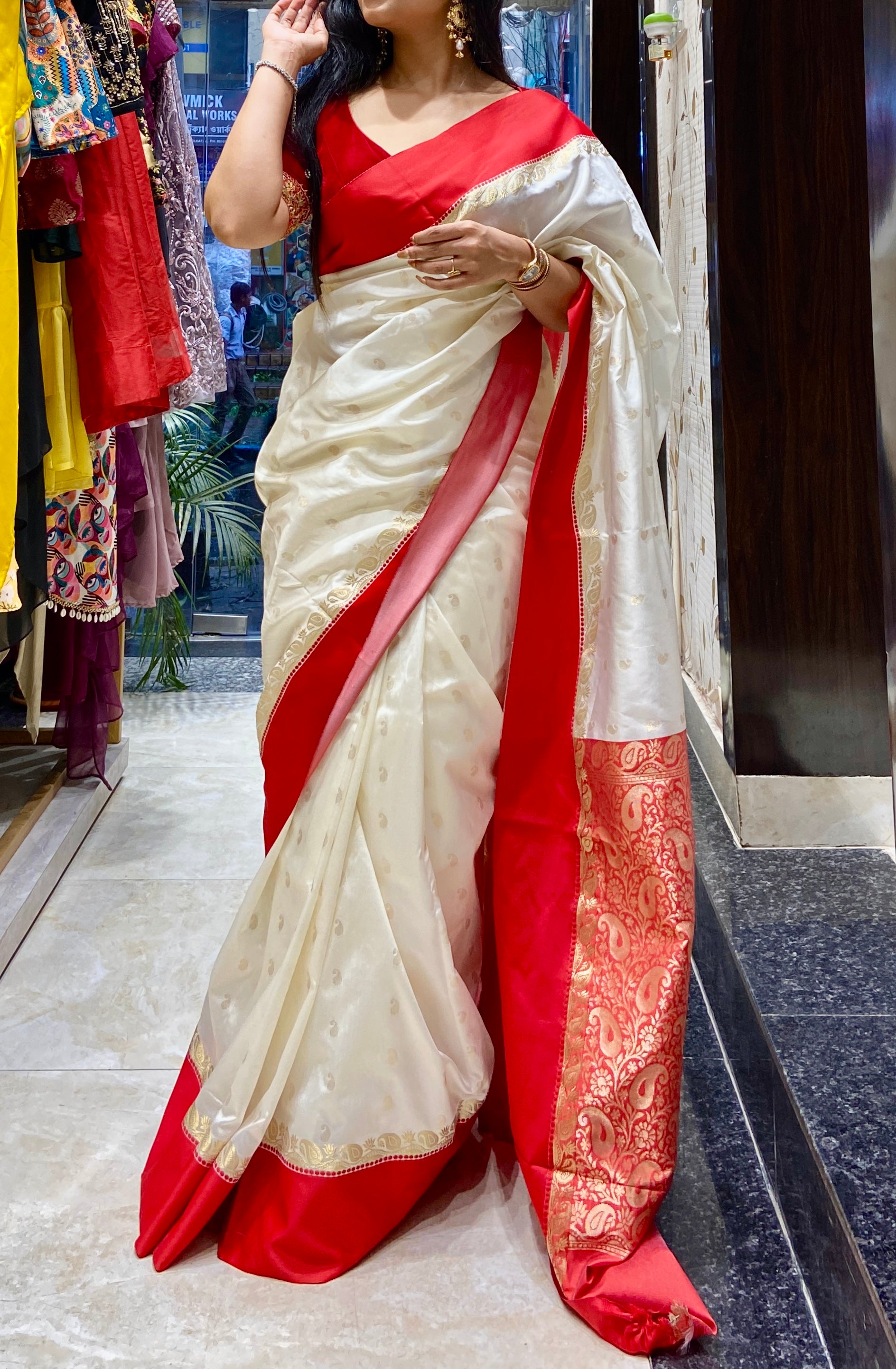 Lal par sada saree with zari detailing