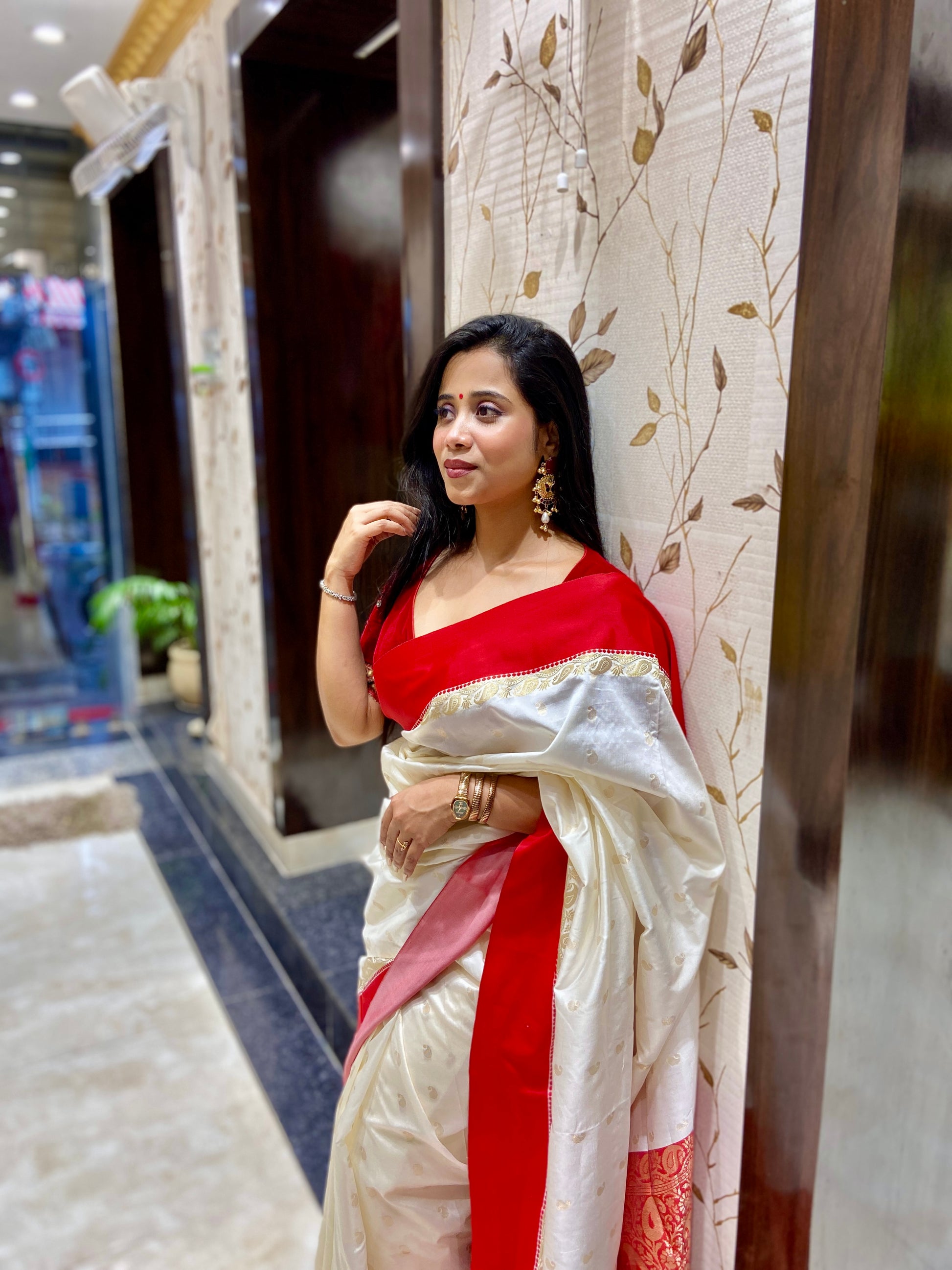 Lal par sada saree with zari detailing