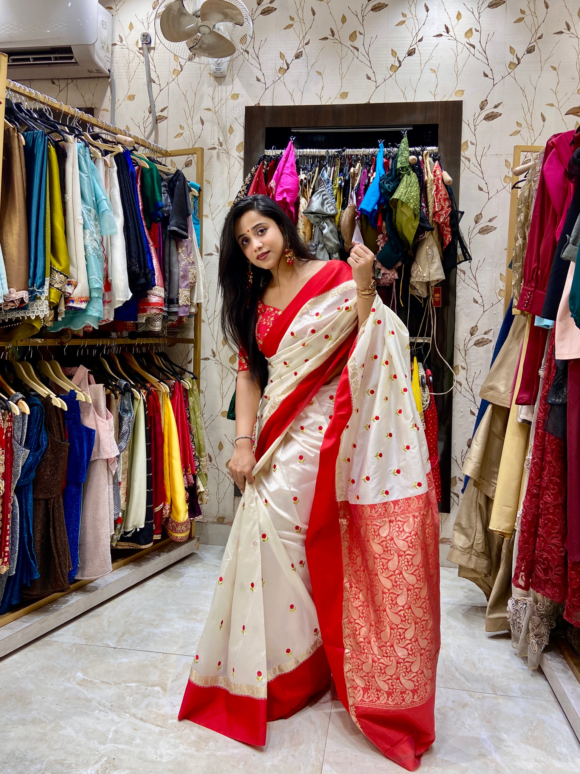 Lal par sada saree with floral Embroidary