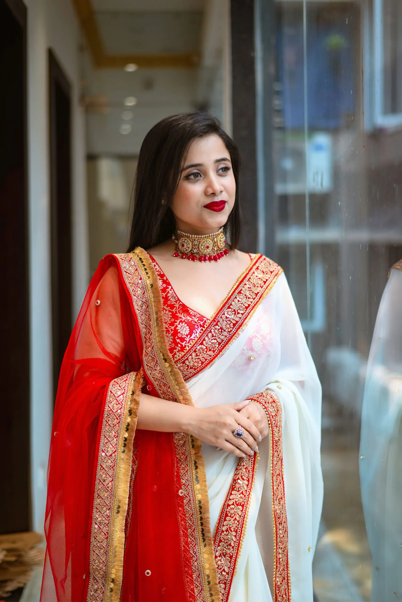 Traditional Bengali "Lal Par Sada Saree"