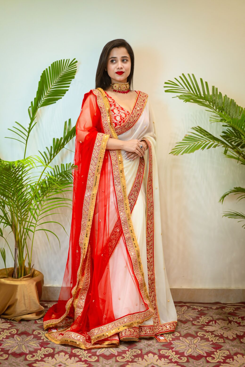 Traditional Bengali "Lal Par Sada Saree"