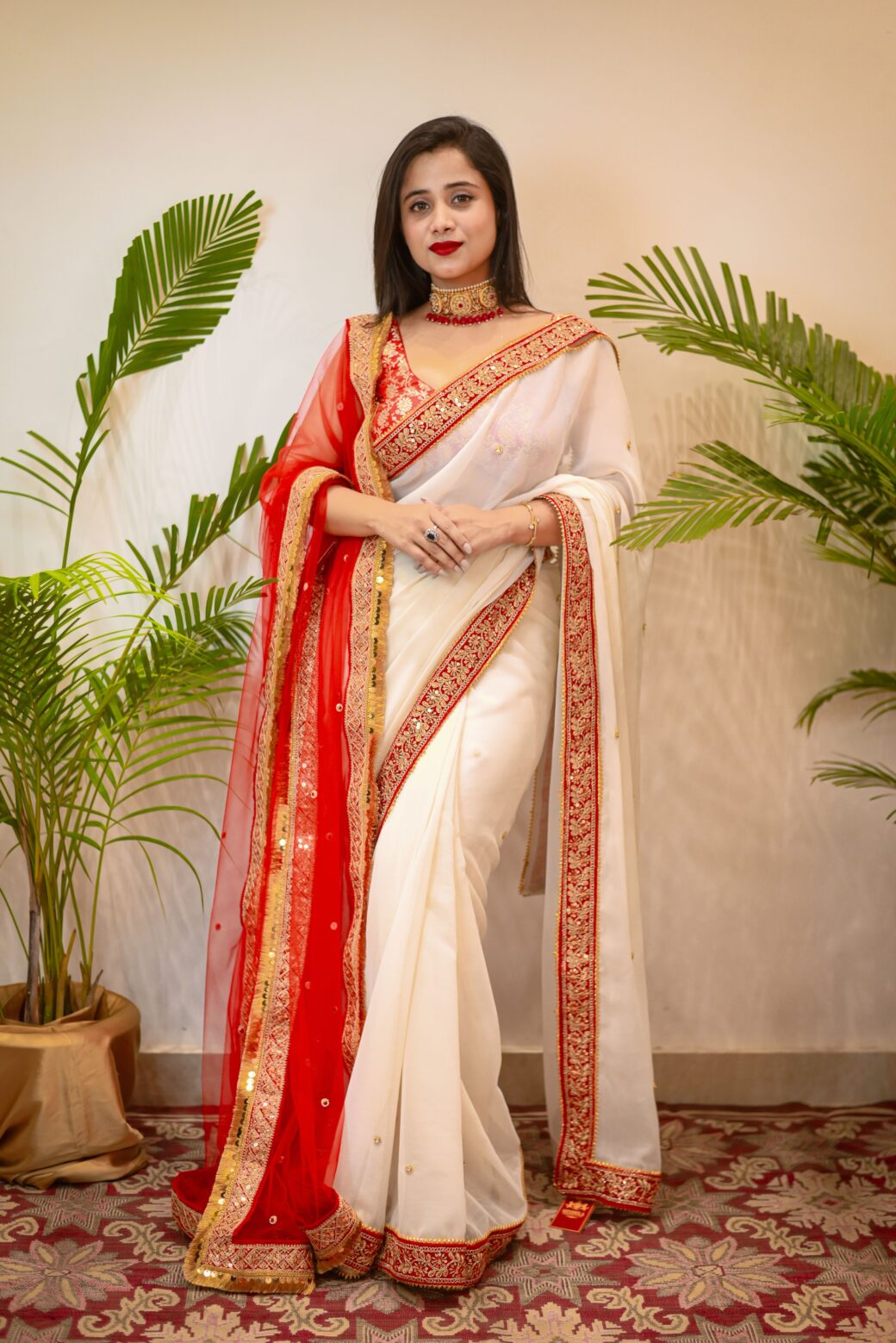 Traditional Bengali "Lal Par Sada Saree"