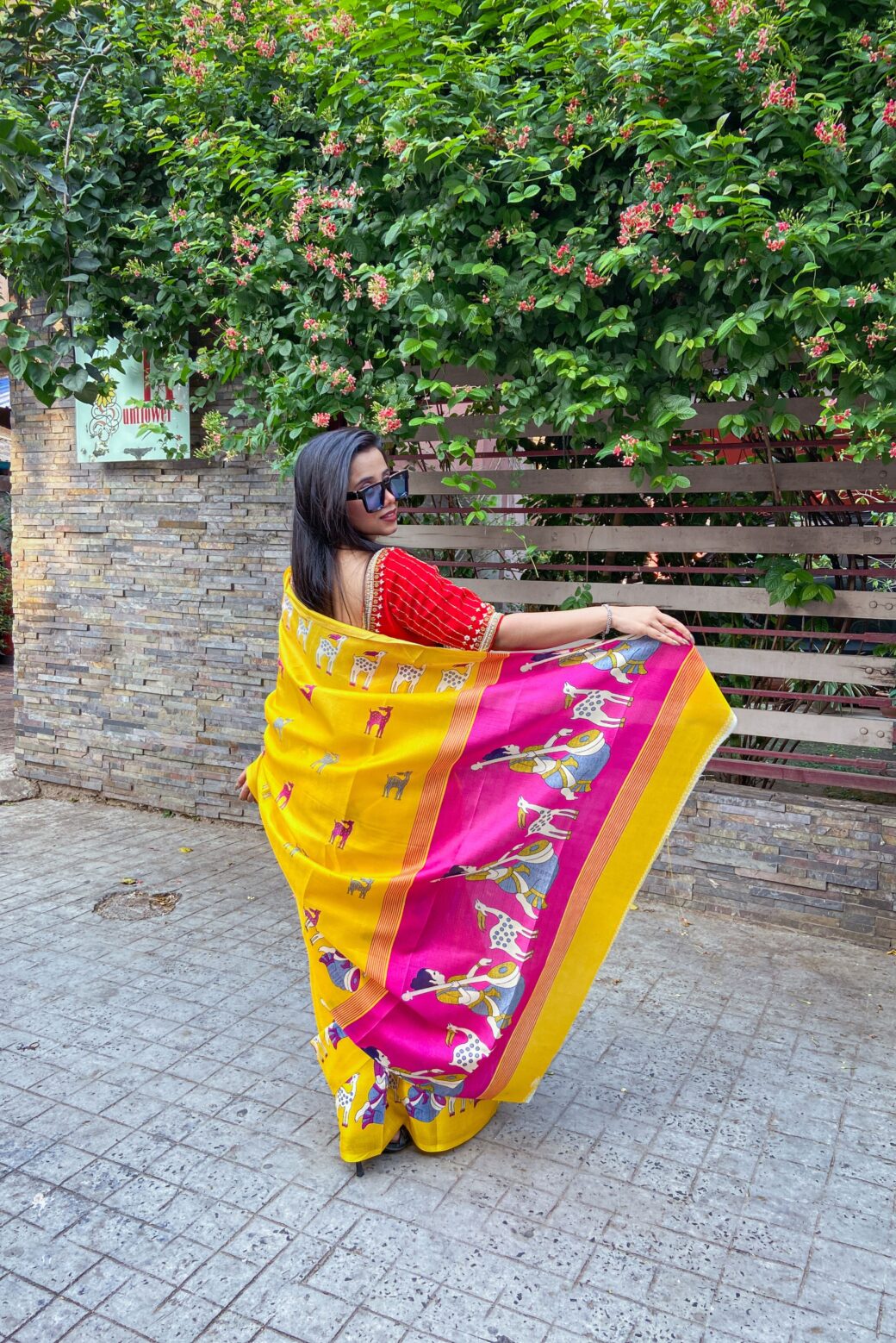 Elegant Printed Silk Off-white Saree with Heavy Pallu - Image 2