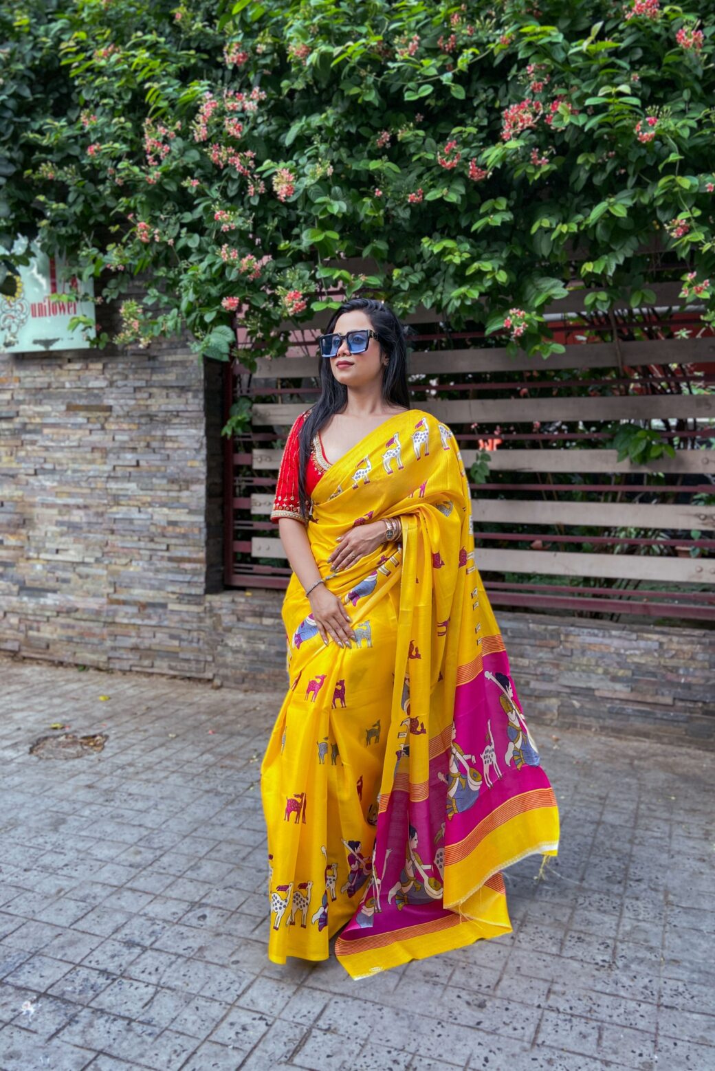 Elegant Printed Silk Off-white Saree with Heavy Pallu - Image 5